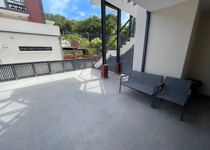 Modern Comfort At Oyster Walk