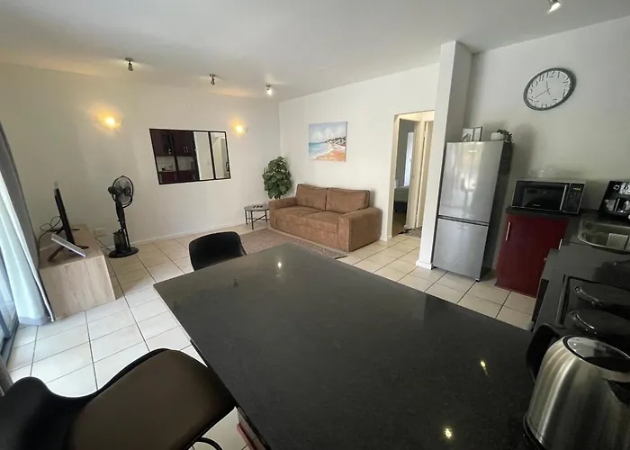 Modern Comfort At Oyster Walk