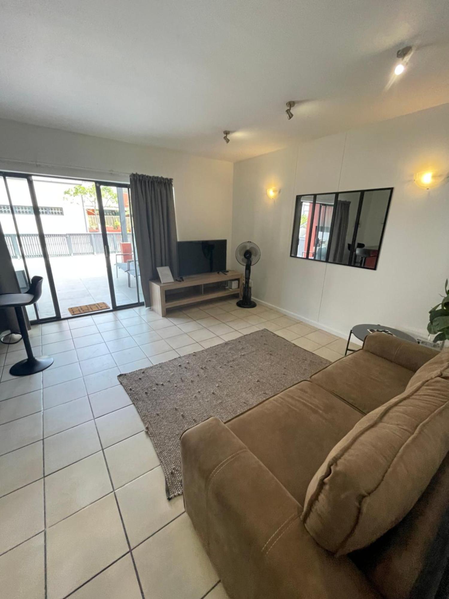 Modern Comfort At Oyster Walk