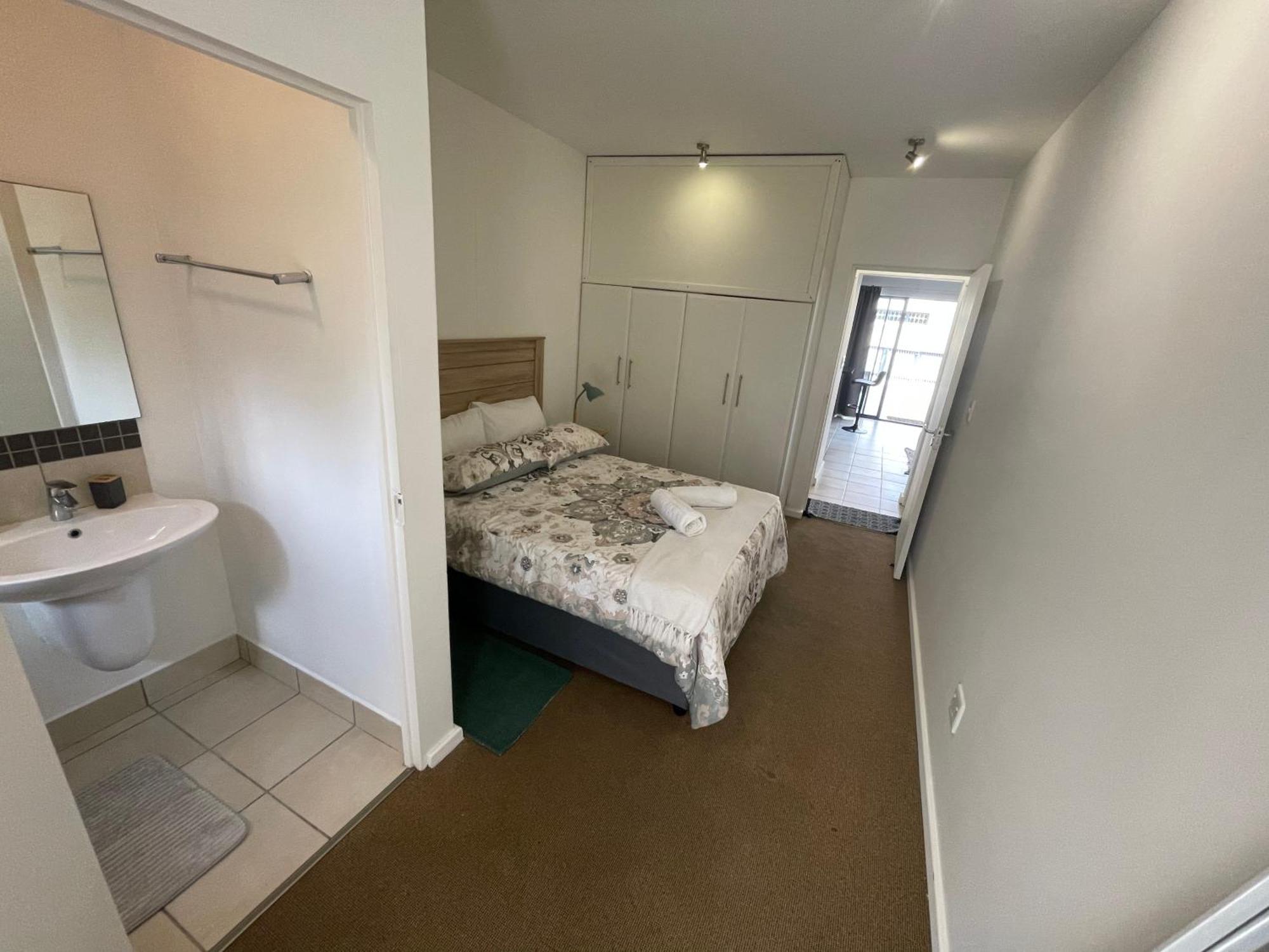 Modern Comfort At Oyster Walk Apartment
